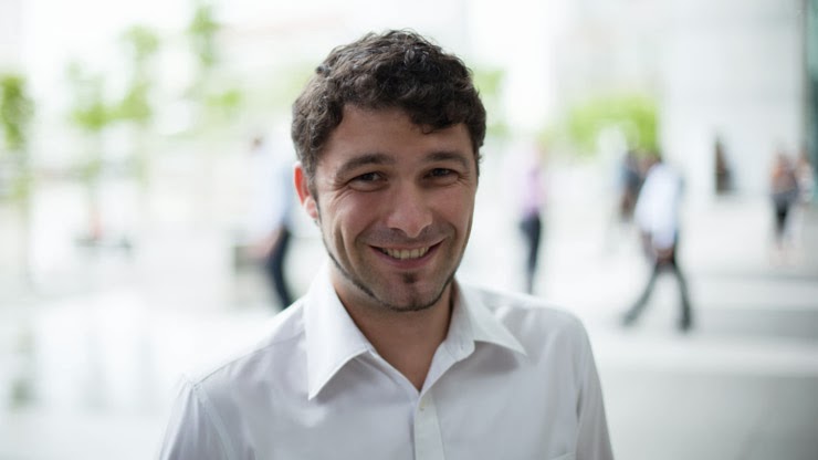 SHENTONISTA-Sebastian-Retail_Manager-Belgium-Top_G2000-Pants_Banana_Republic-Belt_Bali-Shoes_Diesel-061213-UNIFORM-4