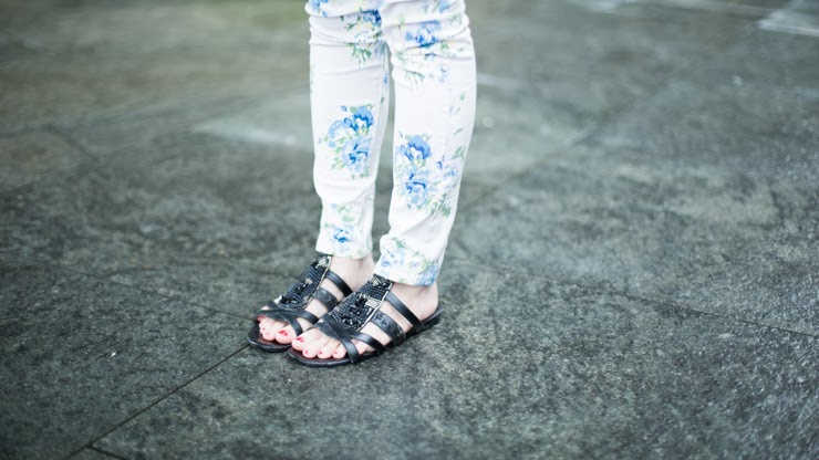 SHENTONISTA-Vanessa-Shipping_Executive-Singapore-Top_Hong_Kong-Cardigan_Sass_and_Bide-Necklace_Bangkok-Sandals_Taiwan-061213-UNIFORM-2