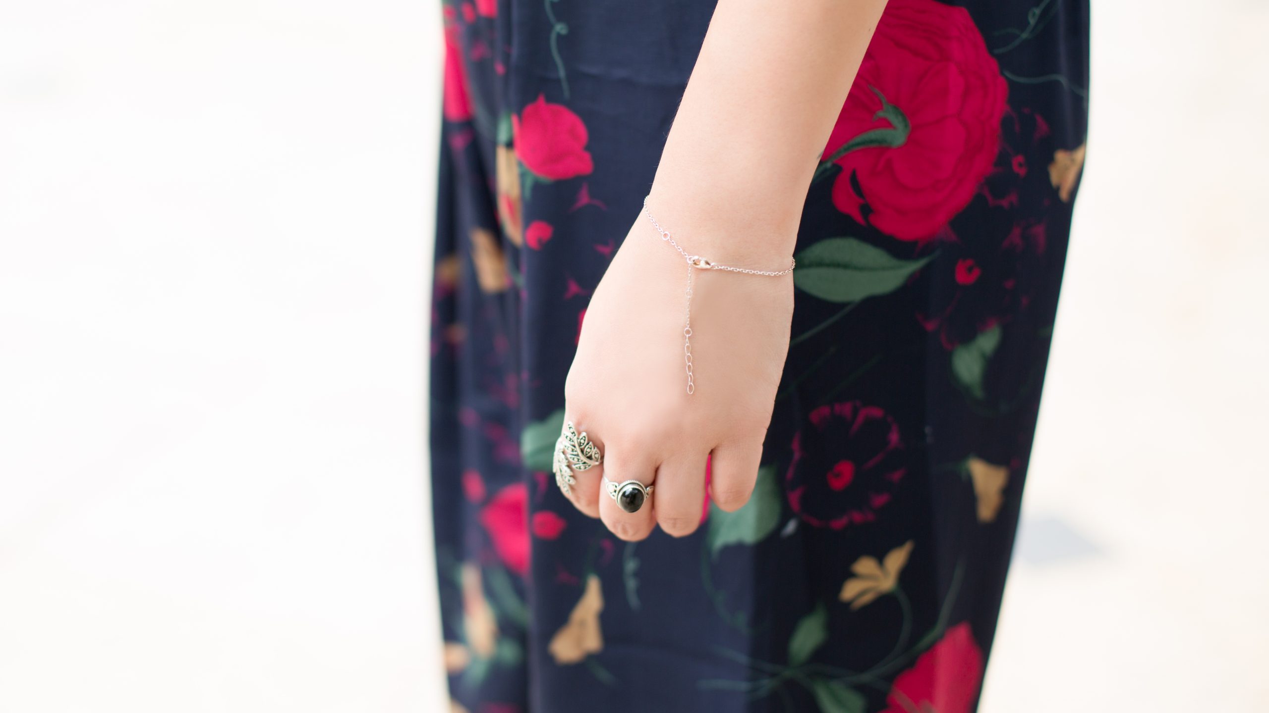 SHENTONISTA-Erin-Singapore-Account_Director-Top_Topshop-Pants_Grandmother-Shoes_Converse-Sunglasses_Haji_Lane-Rings_India-21082015-UNIFORM-3