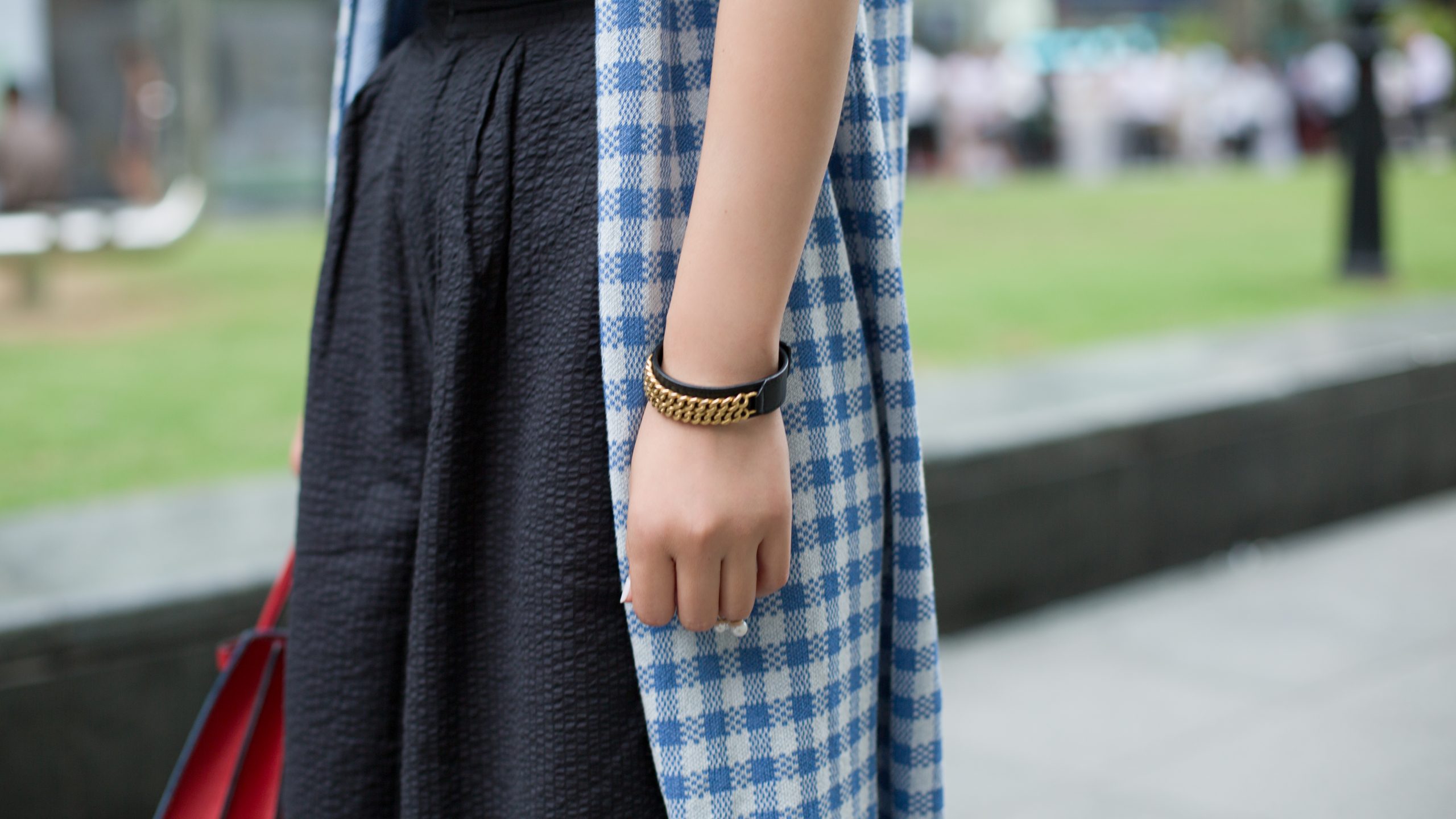 SHENTONISTA-Maggie-China-Tourist-Cardigan_Rirandture-Top_Moussy-Culottes_Moussy-Shoes_Superga-Bag_Miu_Miu-Bracelet_Saint_Laurent-Rings_Japan-UNIFORM-3