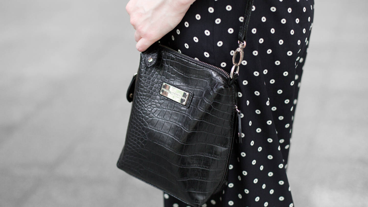 Jane-London-Merchandiser-Top_HM-Trousers_Topshop-Bag_French_Connection-Sandals-Havianas-04122015-3