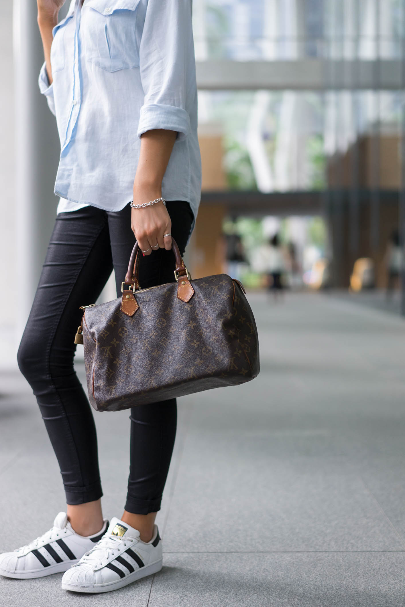 Pippa-British-Travel_PR-Top_Zara-Shoes_Addidas-Bag_Louis_Vuitton-Bracelet_Tiffany__Co-Sunglasses_Raybans-15072016-2