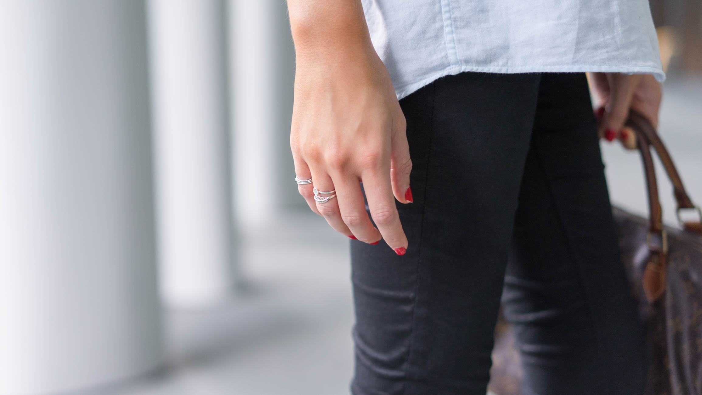 Pippa-British-Travel_PR-Top_Zara-Shoes_Addidas-Bag_Louis_Vuitton-Bracelet_Tiffany__Co-Sunglasses_Raybans-15072016-3