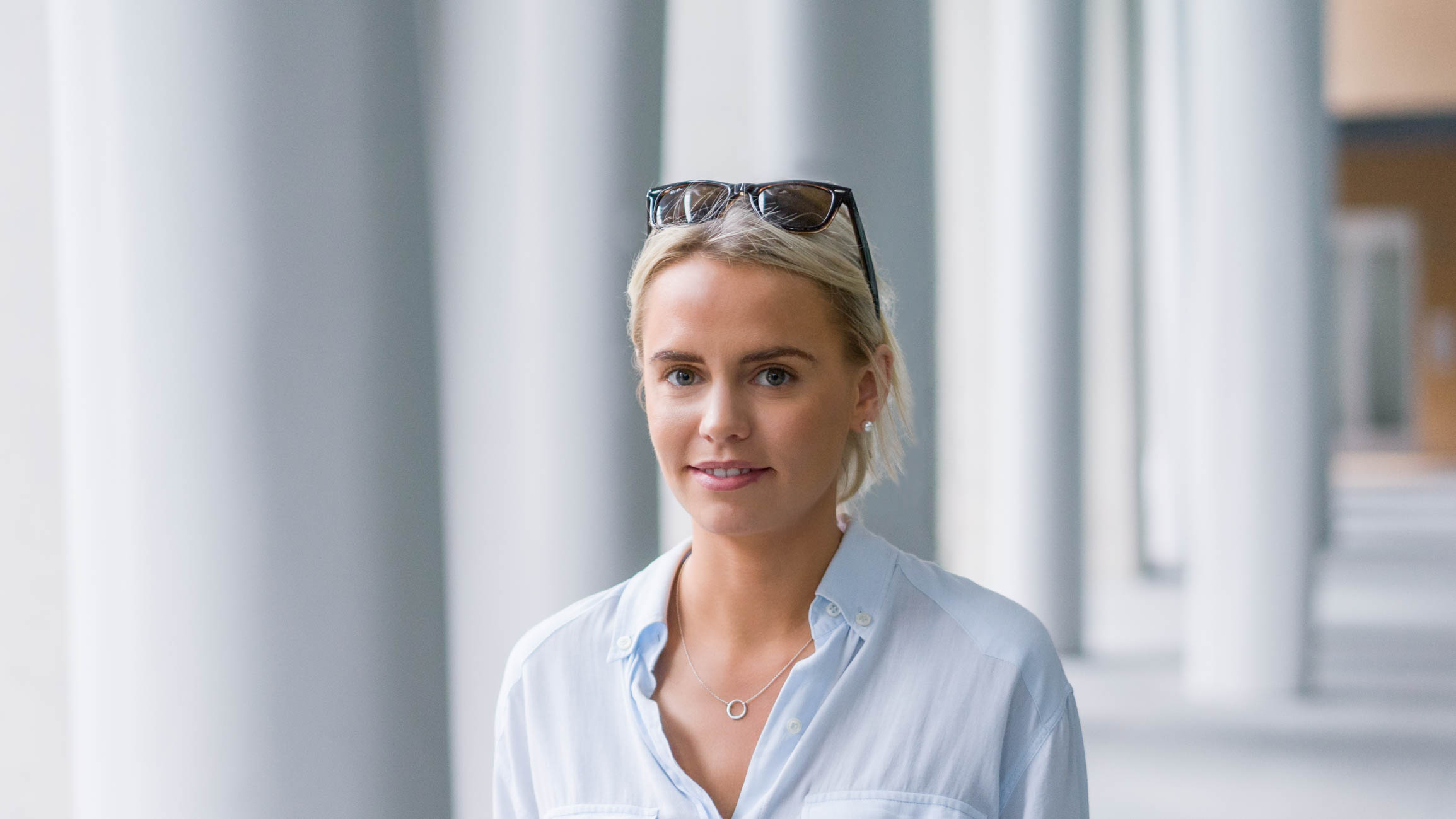 Pippa-British-Travel_PR-Top_Zara-Shoes_Addidas-Bag_Louis_Vuitton-Bracelet_Tiffany__Co-Sunglasses_Raybans-15072016-4