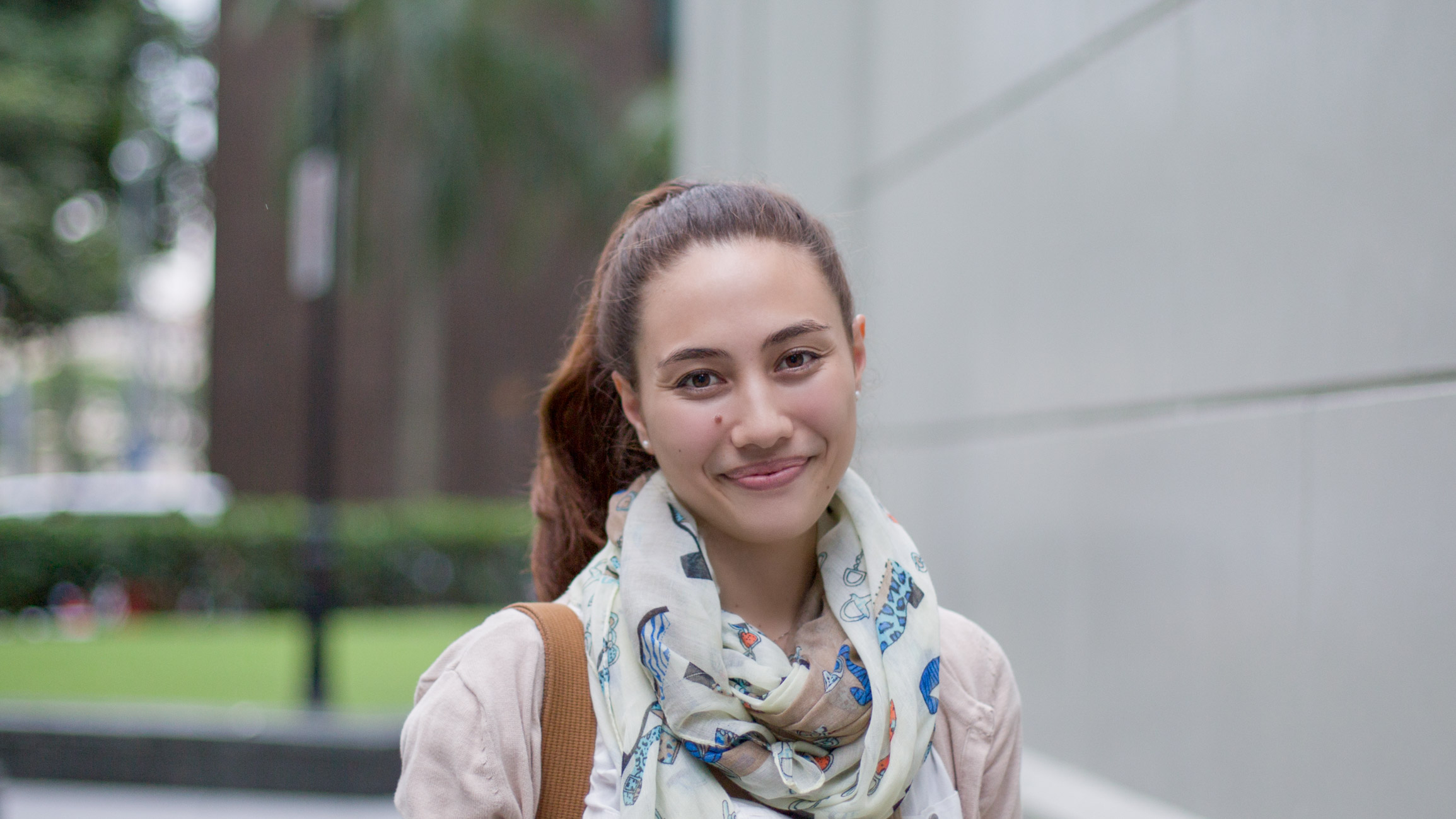 Liz-UnitedStates-Actress-Cardigan_HM-Watch_Swatch-Bag_Timbuk2-Shoes_Mango-Earrings_Lovisa-09092016-06