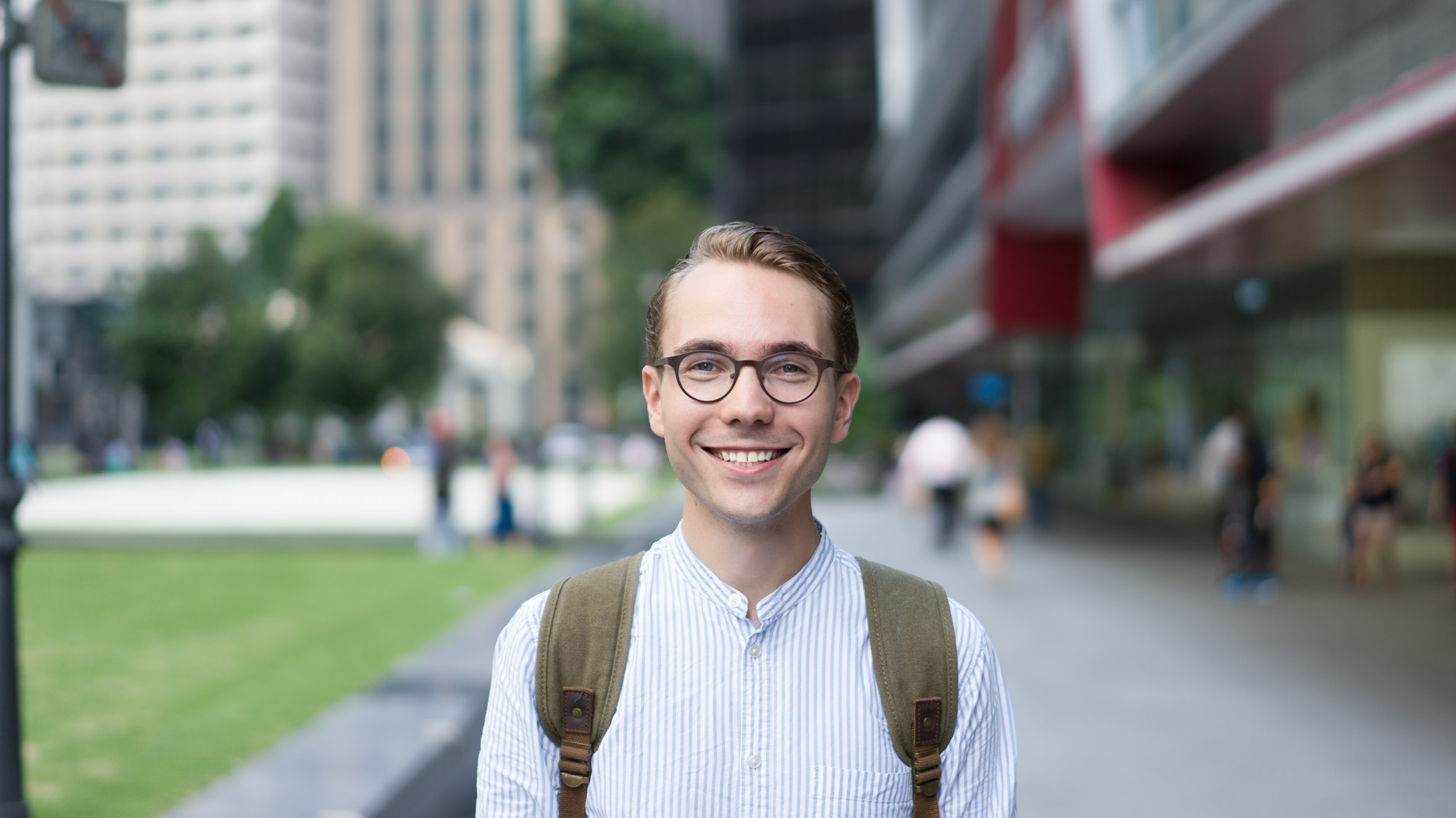 Roe-Sweden-Student-Shirt_HM-Pants_Uniqlo-Shoes_Jerns-Glasses_Sky_Eyewear-UNIFORM-06122016-4