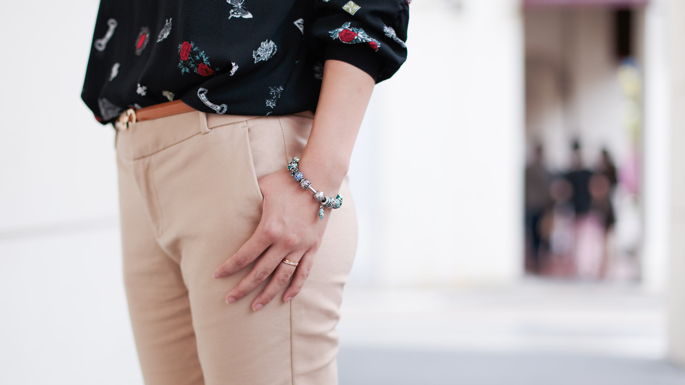 Xiao_Xu-China-Consultant-Top_Zara-Pants_G2000-Bracelet_Pandora-Shoes_Taobao-UNIFORM-05012017-2