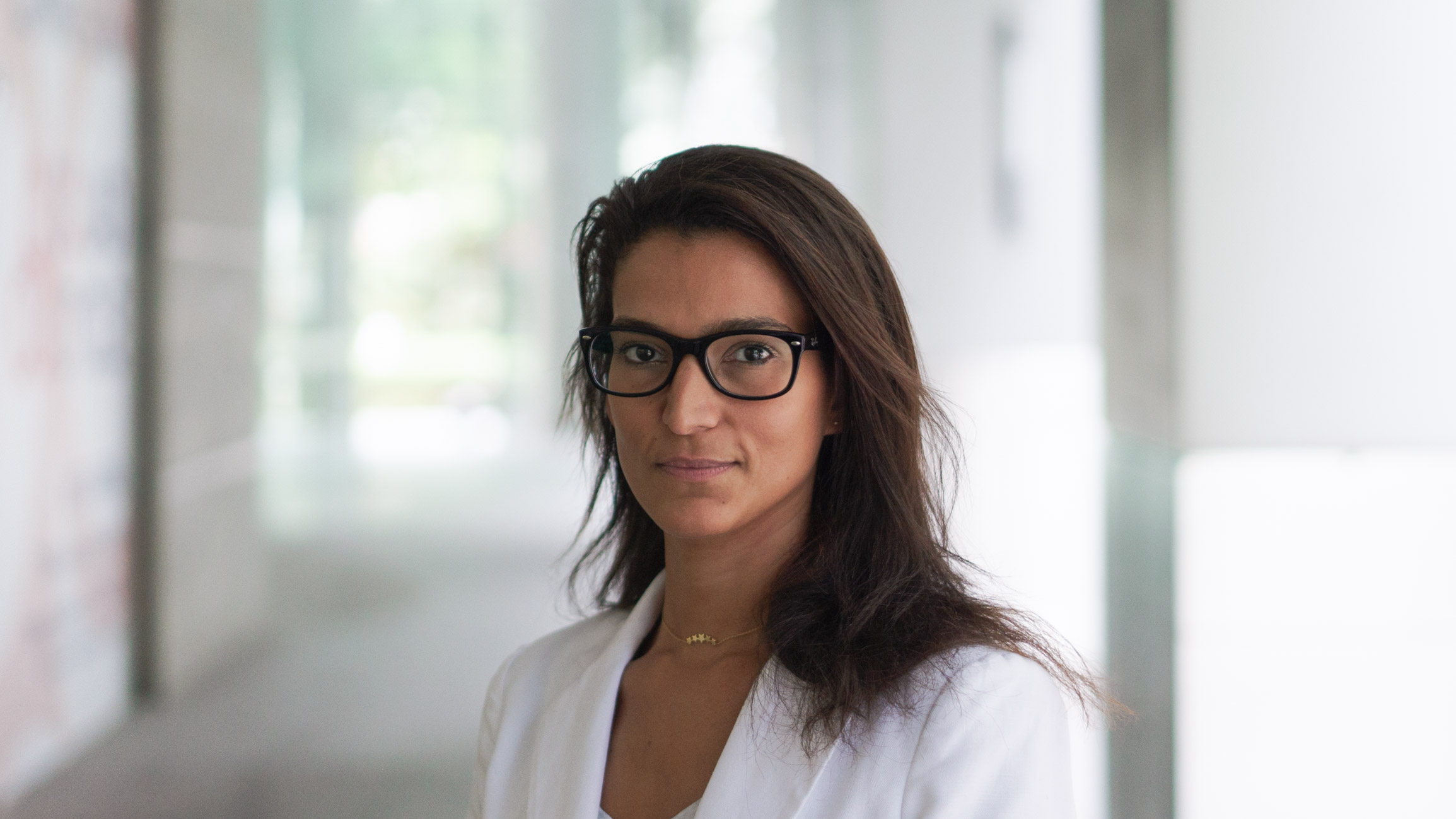 Pauline-France-Finance-Jacket_HM-Top_COS-Pants_Zara-Shoes_Zara-Wallet_Prada-UNIFORM-17012017-5-WEB