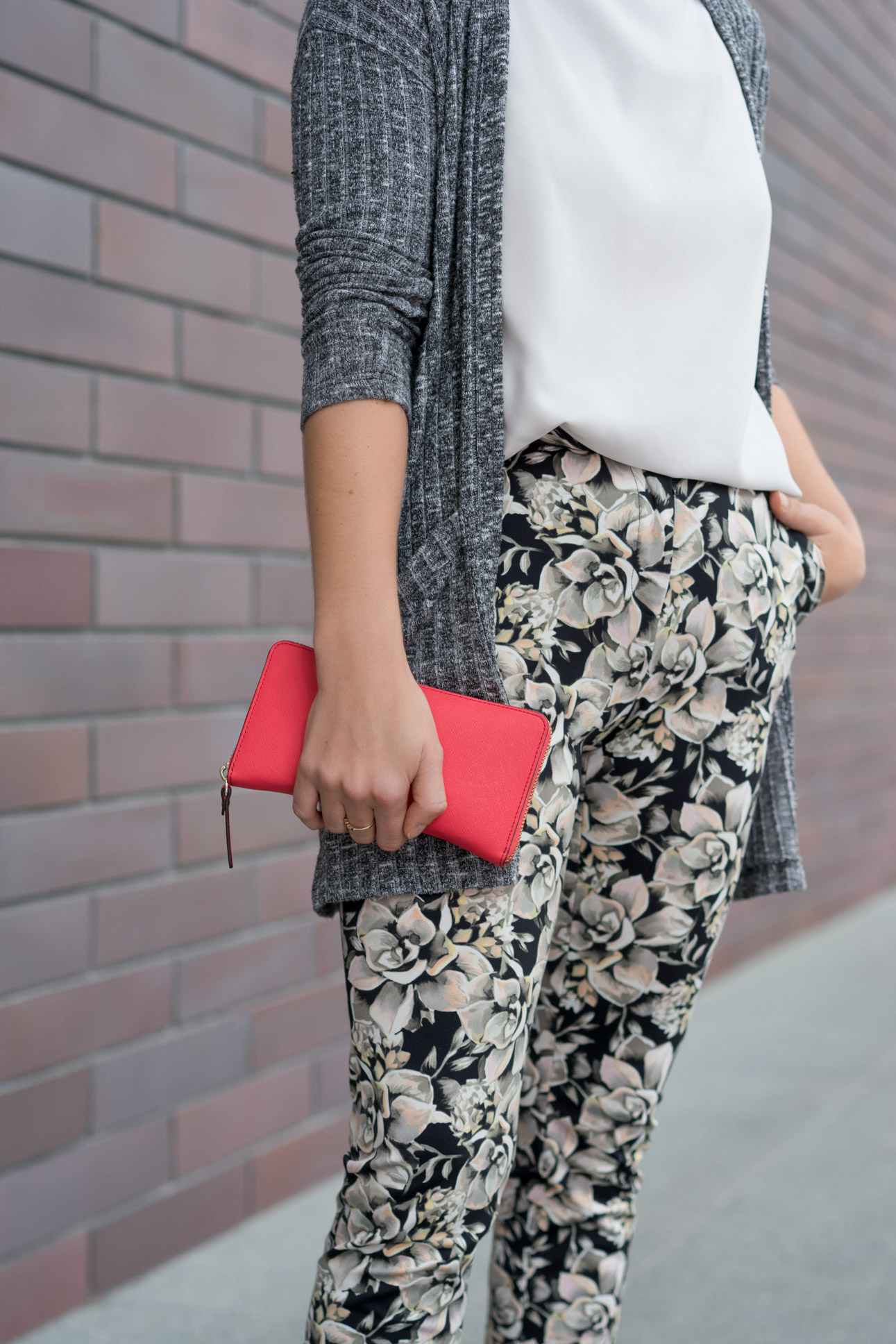 Lucy-United_Kingdom-Public_Relations-Pants_Topshop-Wallet_Kate_Spade-Cardigan_Zara-UNIFORM-01062017-2