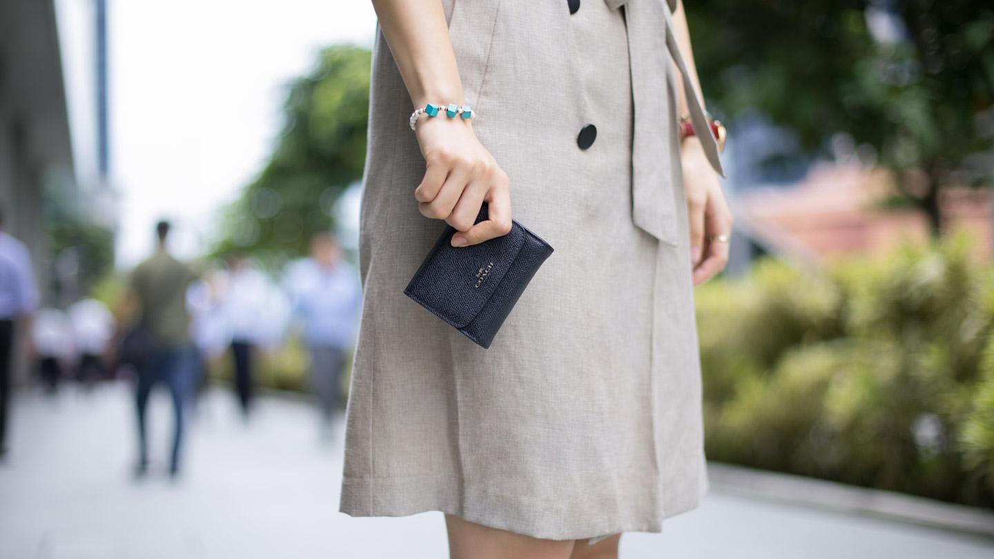 HeeSoo-Korea-Banker-Watch_Solvil_et_Titus-Earrings_Swarovski-Shoes_CUSTOMELLOW—UNIFORM-12102017-3-1