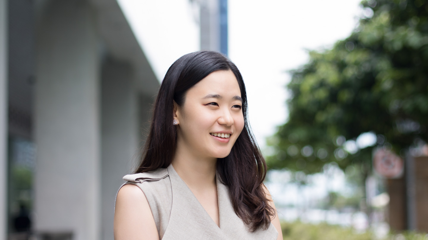 HeeSoo-Korea-Banker-Watch_Solvil_et_Titus-Earrings_Swarovski-Shoes_CUSTOMELLOW—UNIFORM-12102017-4