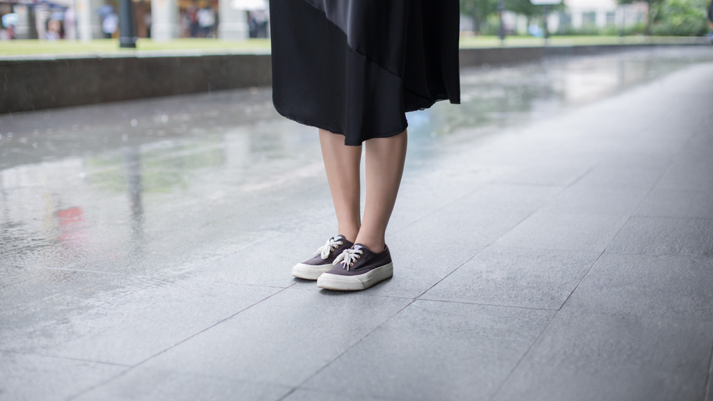 Eve-Singapore-Beauty-Bag_Issey_Miyake-Dress_Moussy-Shoes_Maison_Kitsune-UNIFORM-10012018-3