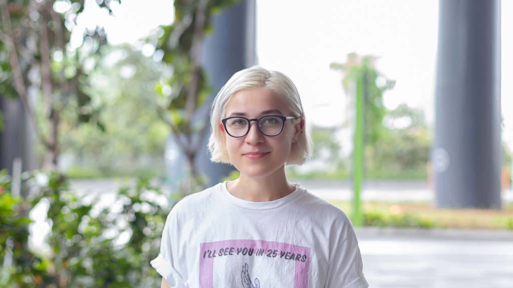 Anush-Advertising-Armenia-Top_AliExpress-Pants_Vintage-Shoes_H__M-UNIFORM-18040218-3