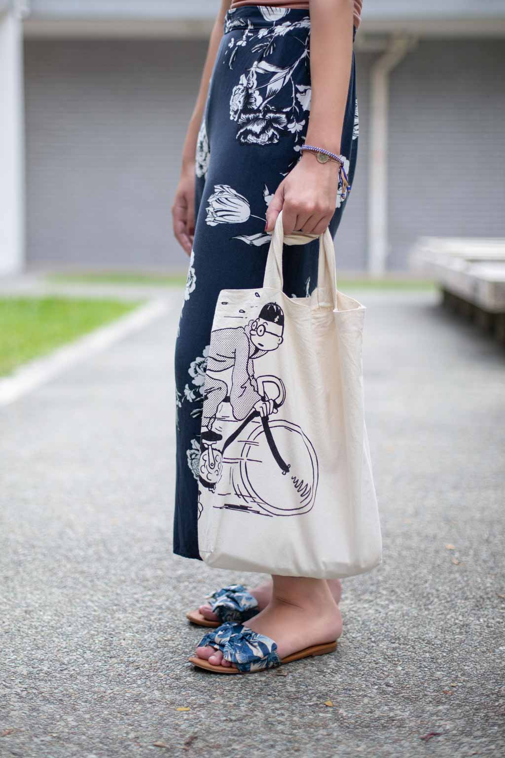 Clara-Intern-France-Pants_Cotton_On-Sandals_HM-Bag_The_Tintin_Shop-UNIFORM-31072018-4