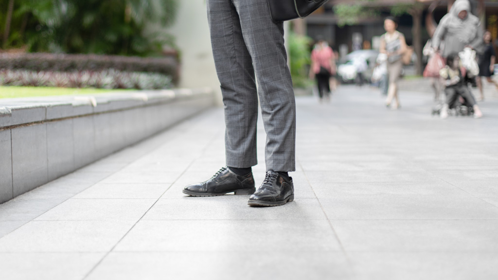 Joseph-Property-United_Kingdom-Shirt_TM_Lewin-Pants_TM_Lewin-Shoes_Churchs-Bag_Cambridge_Satchel_Company-Watch_Hugo_Boss-Headphones_Bose-UNIFORM-12072018-2