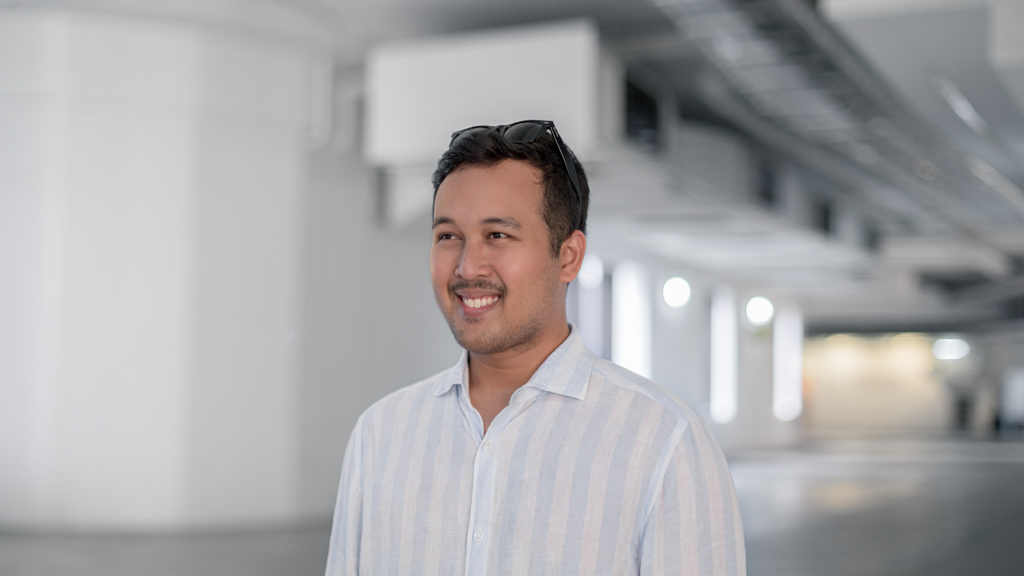 Afzal-Jewellery_Designer-Singapore-Shirt_Massimo_Dutti-Pants_COS-Shoes_Par-kerson-Bag_Fjallraven-Ring_State_Property-UNIFORM-01102018-4