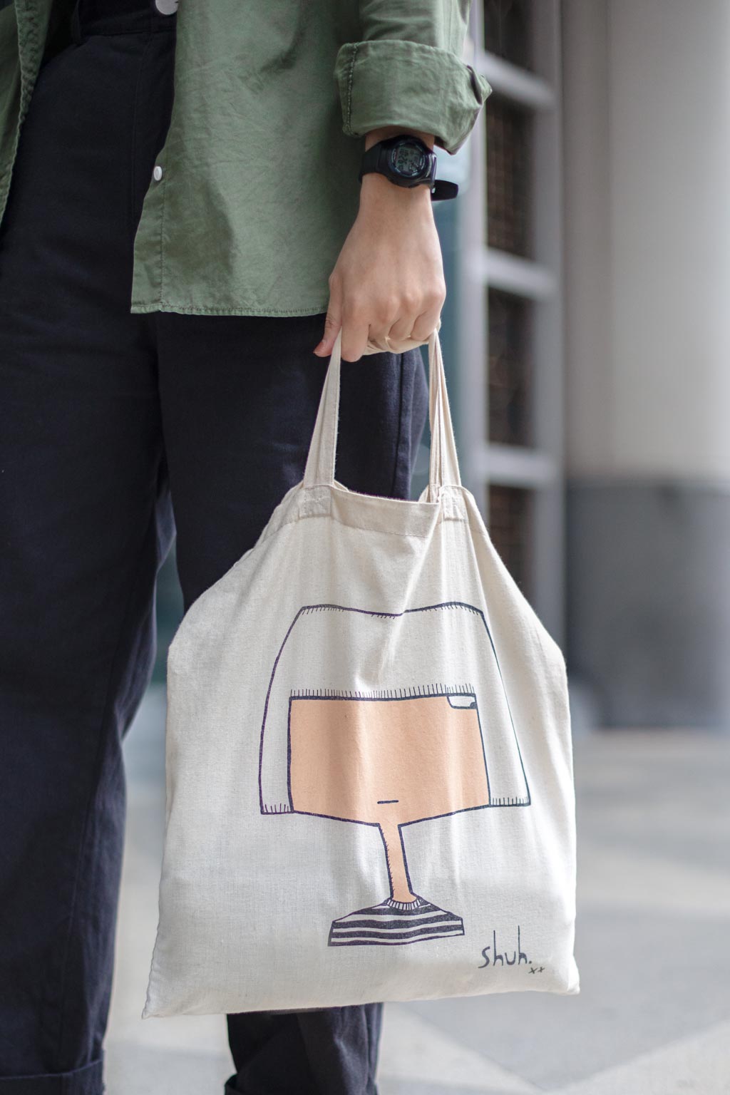 Isty-Administration-Singapore-Shirt_Uniqlo-Shoes_Novesta-Pants_The_Editors_Market-Earrings_Twirls_Of_Yarn-Bag_shuh.-UNIFORM-09102018-3