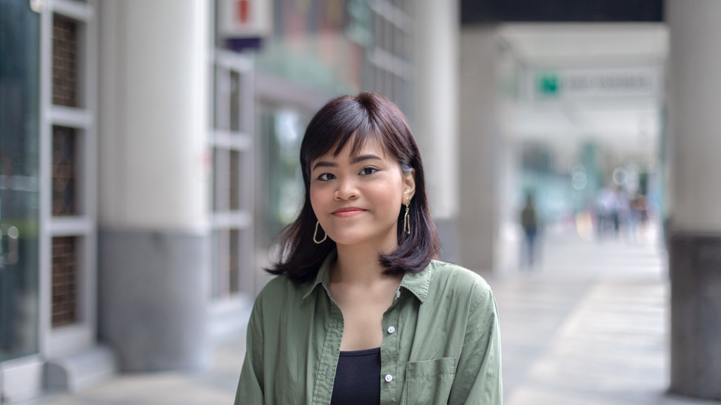 Isty-Administration-Singapore-Shirt_Uniqlo-Shoes_Novesta-Pants_The_Editors_Market-Earrings_Twirls_Of_Yarn-Bag_shuh.-UNIFORM-09102018-5