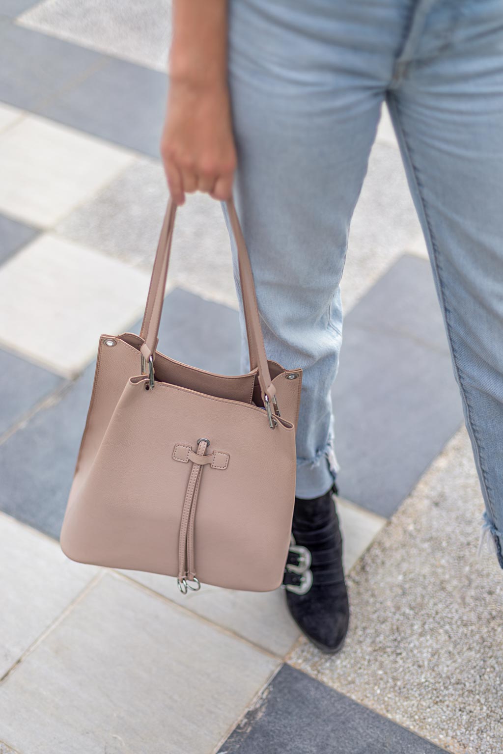 Luca-Art_Consultant-Hungary-Top_Calvin_Klein-Jeans_HM-Shoes_HM-Bag_Zara-UNIFORM-25102018-3