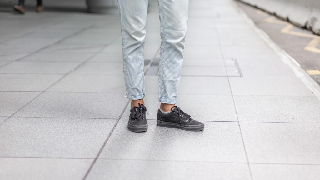 Phoebe-Advertising-China-Top_COS-Pants_Esprit-Shoes_Vans-Bracelet_Vintage-UNIFORM-25102018-2