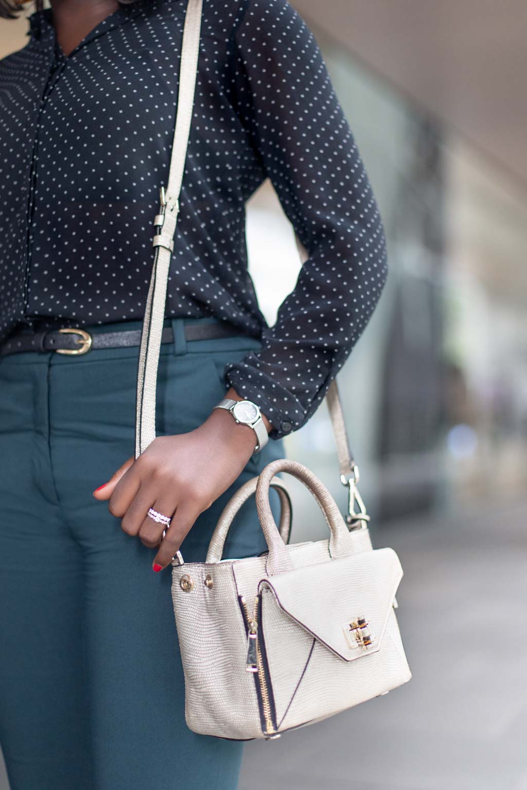 Jeanne-Marketing-France-Top_Zara-Pants_Mango-Bag_Diane_von_Furstenberg-Watch_Calvin_Klein-UNIFORM-22112018-3