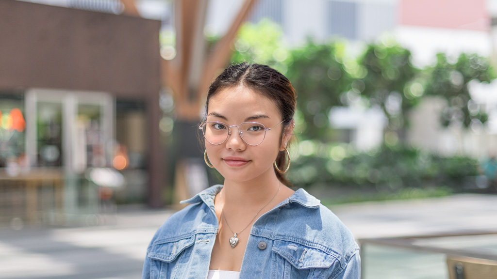 Lisa-Finance-Top_Toabao-Pants_Taobao-Jacket_Malaysia-Shoes_Reebok-Necklace_ASOS-UNIFORM-10102019-5