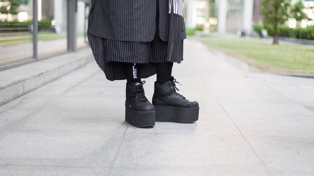 Gabby-Stylist-Top_Depression-Pants_Depression-Bag_Bag_3.1_Phillip_Lim-UNIFORM-20072020-2