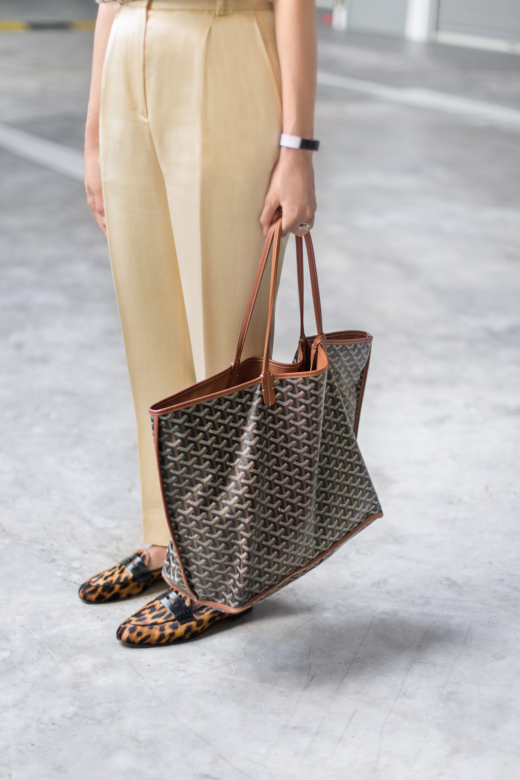 Claudia-Restauranteur-Pants_Celine-Shoes_J.Crew-Bag_Goyard-Watch_Fitbit-UNIFORM-22072020-3