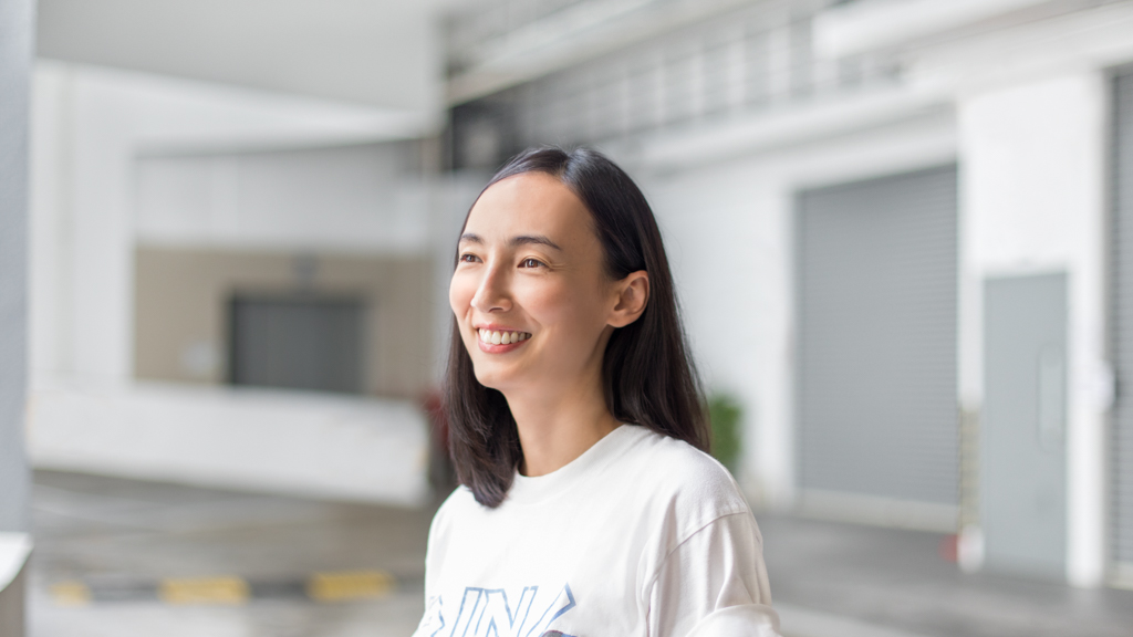 Claudia-Restauranteur-Pants_Celine-Shoes_J.Crew-Bag_Goyard-Watch_Fitbit-UNIFORM-22072020-4