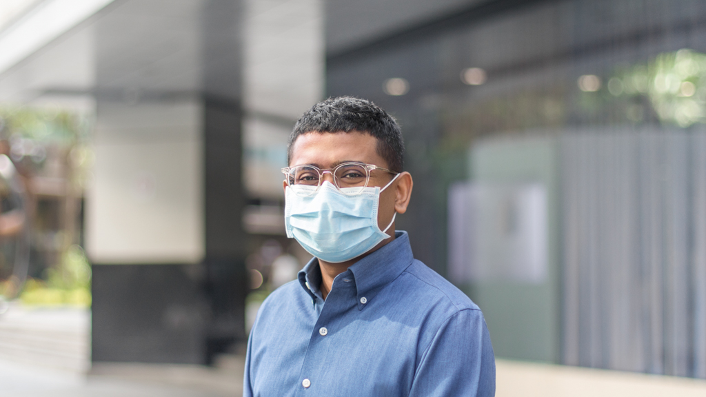 Manesh-Corporate_Communications-Top_In_Personam-Pants_Ron__Rich-Shoes_Fortus-Bag_Mango-Watch_Apple-UNIFORM-20072020-4