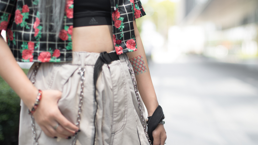 Jess-Tattoo_Artist-Top_Evening_Club-Sports_Bra_Adidas-Pants_Evening_Club-Shoes_Buffalo-Accessories_Topshop-UNIFORM-21082020-3