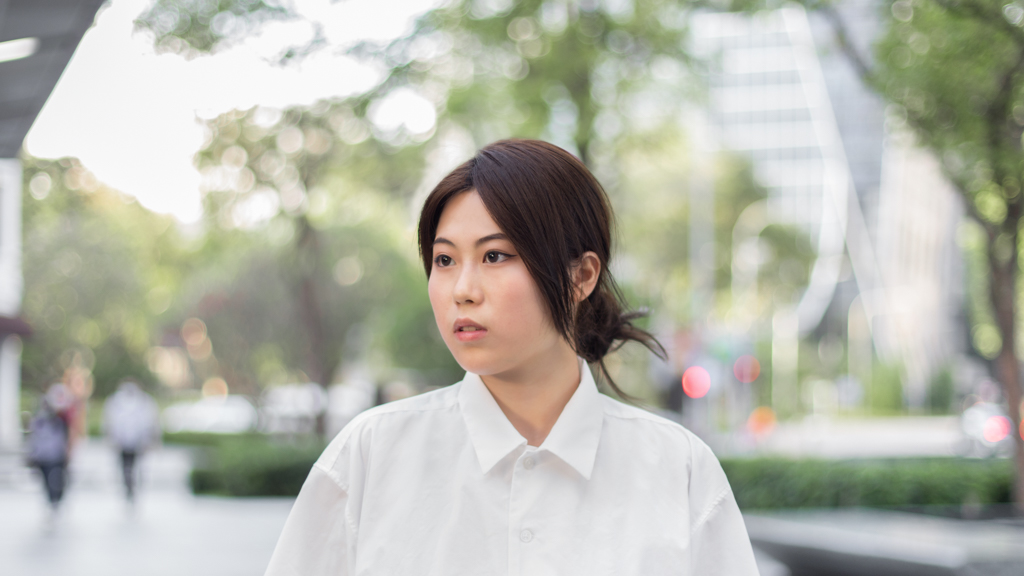 Yu_Qi-Student-Top_Muji-Shoes_Palm_Angels-Bag_Balenciaga-Bracelet_Alexander_McQueen-Accesory_Bvlgari-UNIFORM-21082020-4