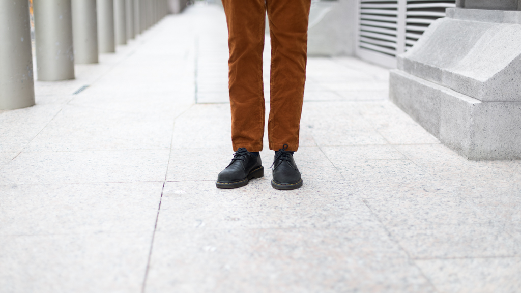 Diana-Editor-Pinafore_ModCloth-Top_ModCloth-Shoes_Dr._Martens-Bag_New_Yorker-UNIFORM-09102020-2