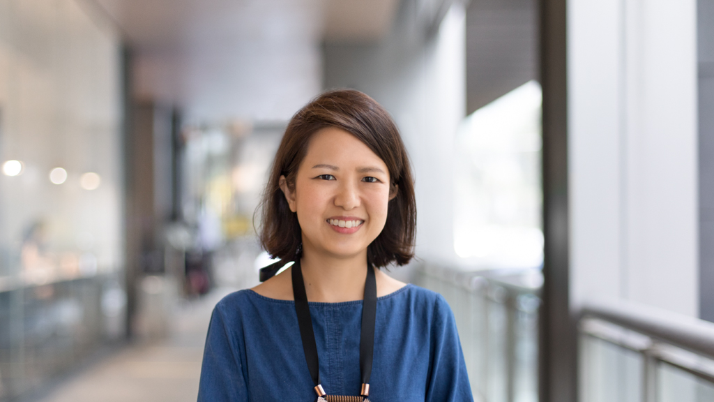 Lynette-Banking-Dress_COS-Jewelery_Kibo-Shoes-28012021-UNIFORM-4