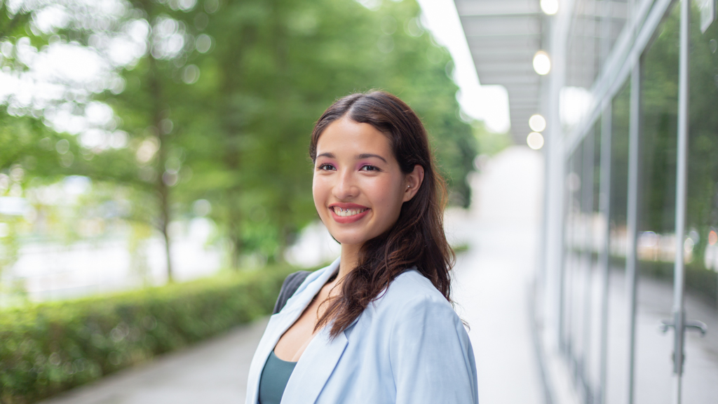 Lila-Model-Soccer_Player-Top_Butter.sg-Bottoms_Butter.sg-Blazer_HM-Bag_Cotton_On-25062021-UNIFORM-4