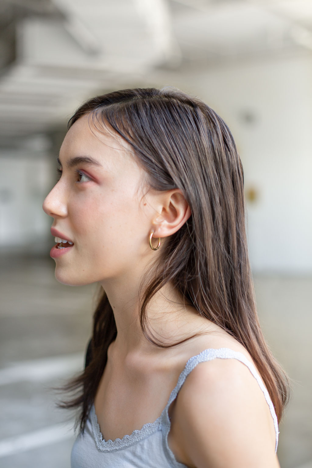 Sophie-Student-Top_Marks_And_Spencer-Jeans_Levis-Shoes_Nike-Bag_Alliance_France-Earrings_Brandy_Melville-28062021-UNIFORM-2