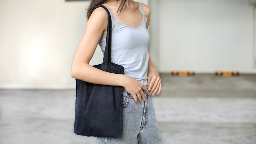 Sophie-Student-Top_Marks_And_Spencer-Jeans_Levis-Shoes_Nike-Bag_Alliance_France-Earrings_Brandy_Melville-28062021-UNIFORM-3