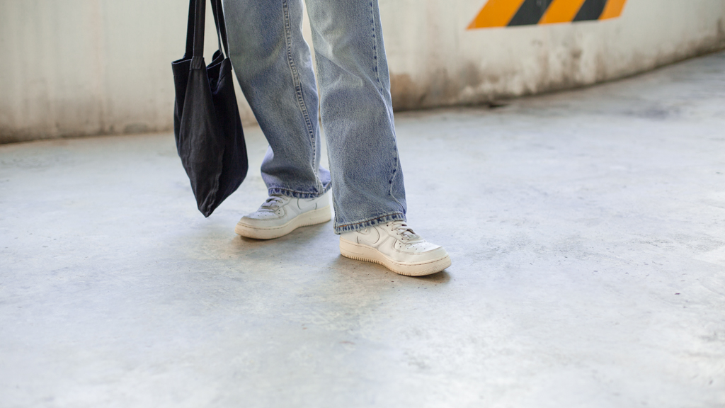 Sophie-Student-Top_Marks_And_Spencer-Jeans_Levis-Shoes_Nike-Bag_Alliance_France-Earrings_Brandy_Melville-28062021-UNIFORM-4