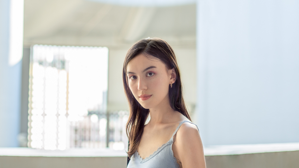 Sophie-Student-Top_Marks_And_Spencer-Jeans_Levis-Shoes_Nike-Bag_Alliance_France-Earrings_Brandy_Melville-28062021-UNIFORM-51