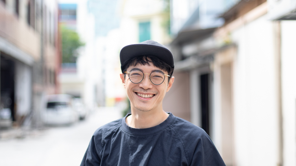 Arthur-Brand__Business_Consultant-Top_Muji-Pants_Asos-Shoes_New_Balance-Bag_Foreign_Policy-Glasses_Gentle_Monster-01092021-UNIFORM-4