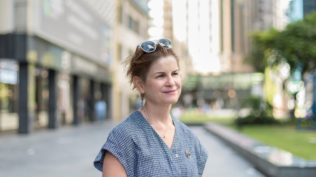 Emma-Journalist-Jumpsuit_Toast-Shoes_Oroton-Bag_Ally_Capellino-Broach_Charles_Rennie_Mackintosh-Earrings_Charles_Rennie_Mackintosh-Sunglasses_Prada-17092021-UNIFORM-2