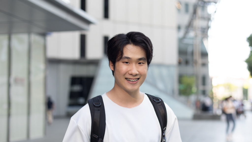 Leon-Banker-Top_DARK-Pants_Uniqlo-Shoes_Puma-Bag_Anello-17092021-UNIFORM-3