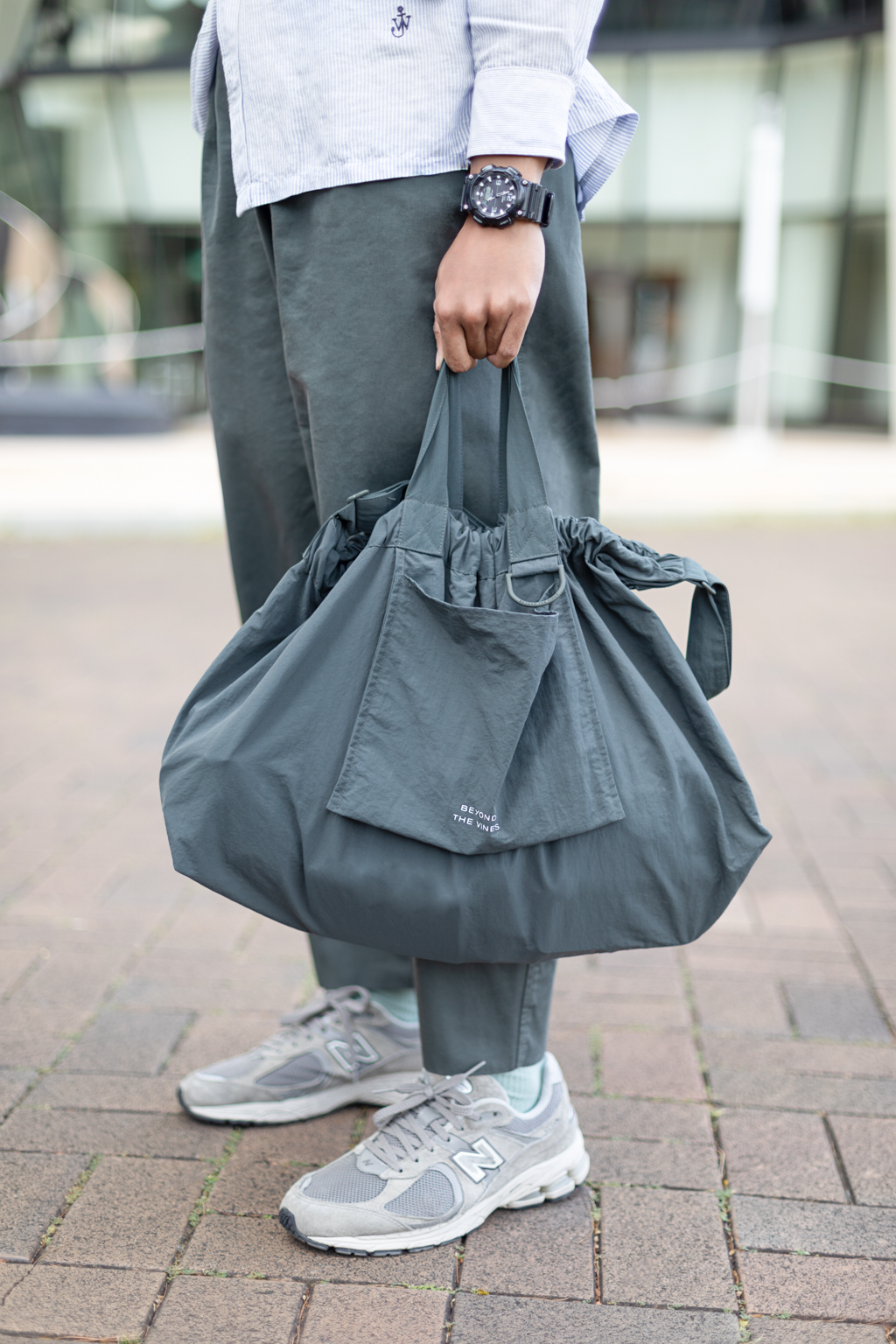 Rafi-Student-Top_Uniqlo-Pants_Uniqlo-Shoes_New_Balance-Bag_Beyond_The_Vines-14012022-UNIFORM-2