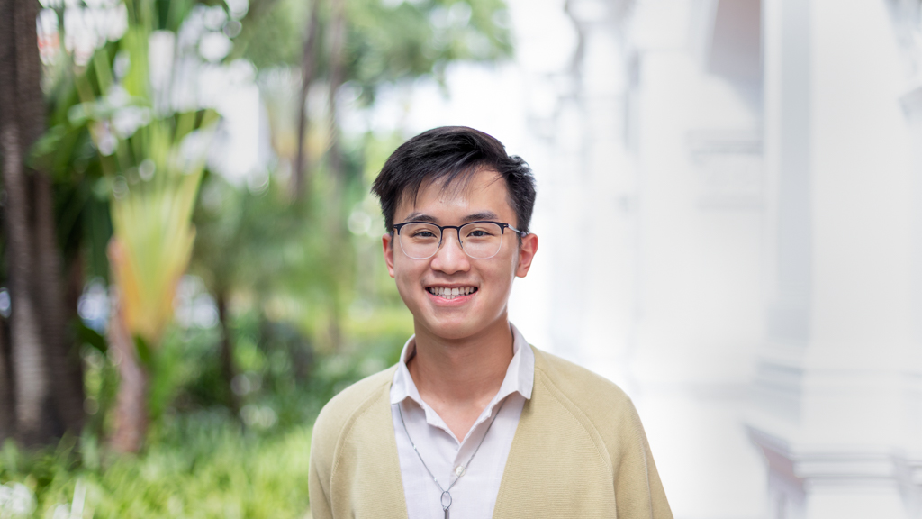 eanan-Student-Top_Abercrombie_And_Fitch-Outerwear_Uniqlo-Jeans_Uniqlo-Shoes_Meermin-Watch_THE_5TH-14012022-UNIFORM-5