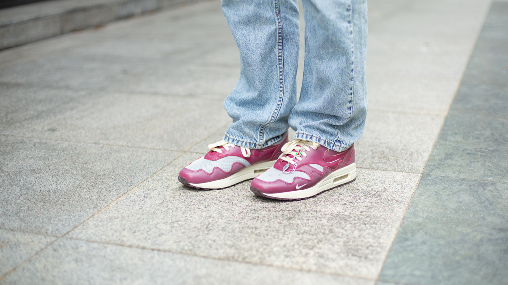 Leo-Student-Shirt_Levis-Jeans_Levis-Shoes_Nike-Bag_Chrome_Industry-Watch_Apple-2