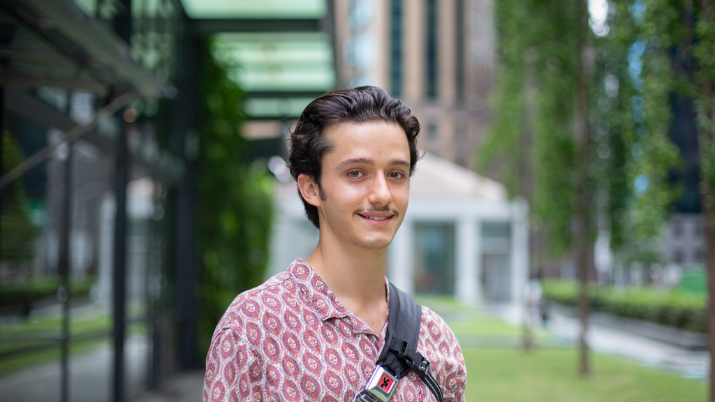 Leo-Student-Shirt_Levis-Jeans_Levis-Shoes_Nike-Bag_Chrome_Industry-Watch_Apple-4