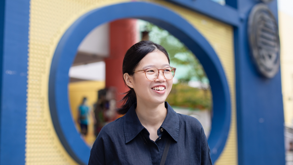 Melody-Brewer-Dress_COS-Bag_MUJI-Shoes_New_Balance-Glasses_Garrett_Leight-13042022-UNIFORM-4