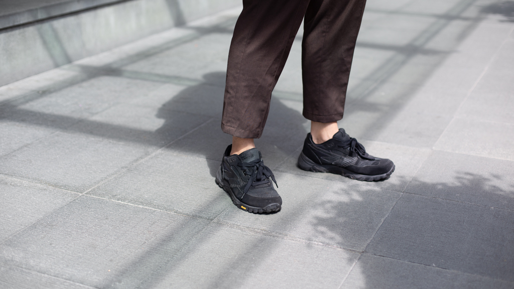 Xian-Brewer-Top_Uniqlo_U-Bottoms_ASOS-Cap_Beyond_The_Vines-Bag_COS-Shoes_Hi_Tech-13042022-UNIFORM-2