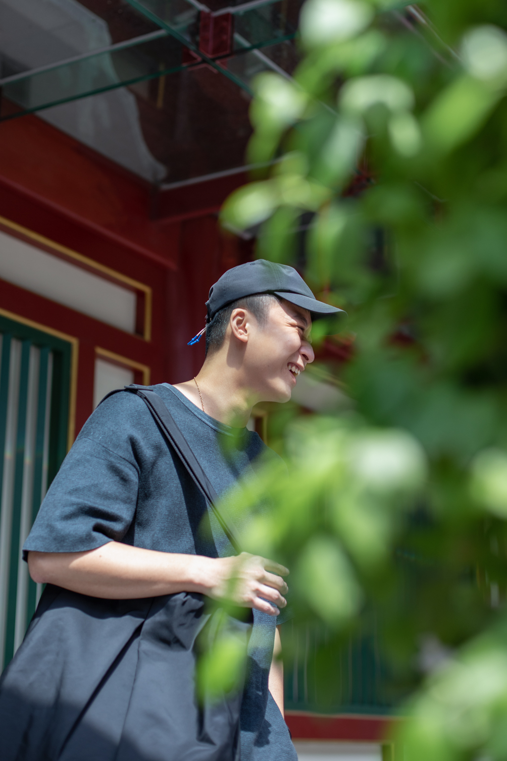 Xian-Brewer-Top_Uniqlo_U-Bottoms_ASOS-Cap_Beyond_The_Vines-Bag_COS-Shoes_Hi_Tech-13042022-UNIFORM-3