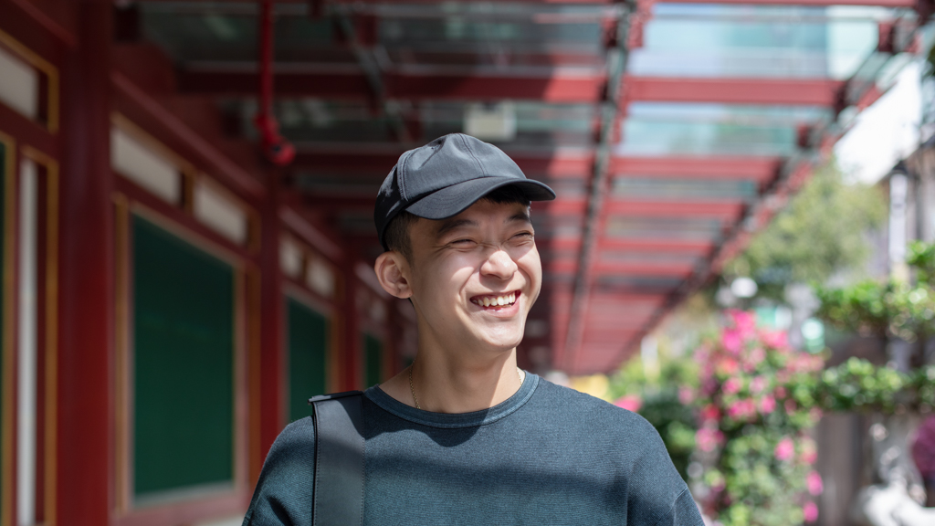 Xian-Brewer-Top_Uniqlo_U-Bottoms_ASOS-Cap_Beyond_The_Vines-Bag_COS-Shoes_Hi_Tech-13042022-UNIFORM-4